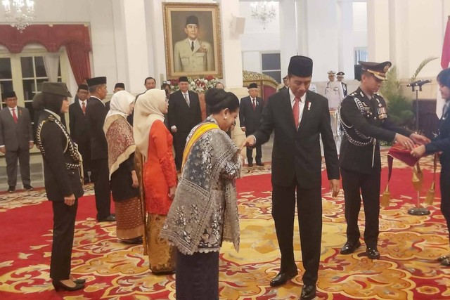 Presiden Jokowi menganugerahkan tanda jasa kepada sejumlah tokoh nasional di Istana Negara, Jakarta, Senin (14/8/2023).  Foto: Nadia Riso/kumparan