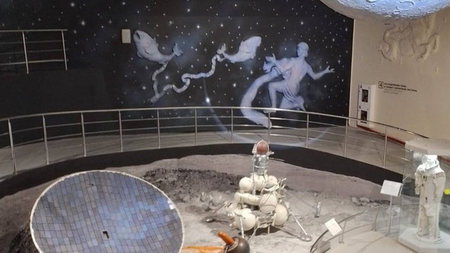 Ruang pameran di Memorial Museum of Cosmonautics, Moskow, Rusia (20/4/2023). Museum ini menghadirkan koleksi dan alat peraga terkait program antariksa Rusia, Foto hasil jepretan pribadi penulis