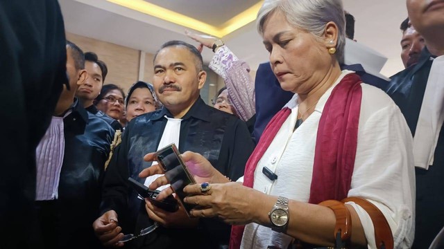 Rombongan Kamaruddin Simanjuntak tiba di Bareskrim, Senin (14/8). Foto: Thomas Bosco/kumparan