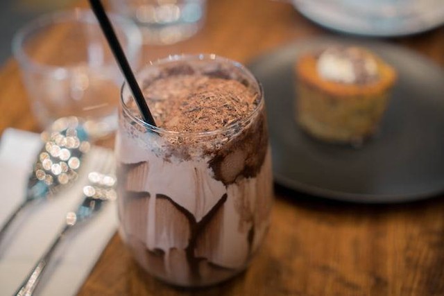 Ilustrasi manfaat susu coklat. Sumber: unsplash.com/ Yi Mun Loo