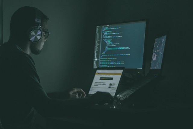 Ilustrasi Brainware Disebut Juga dengan Apa? Ini Penjelasannya. Foto: Unsplash.com/Jefferson Santos