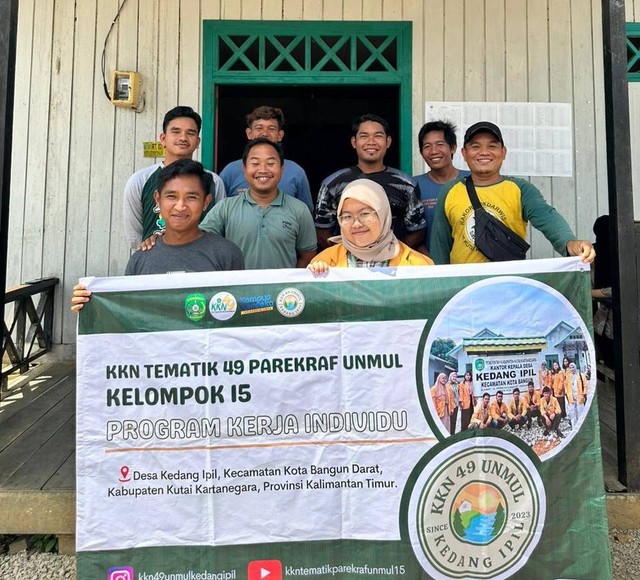 Pelaksanaan Program Kerja Individu oleh Mahasiswa KKN Unmul bersama Aparat BUMDes Kedang Ipil. Foto: Mutmainnah (Dokumentasi Pribadi)
