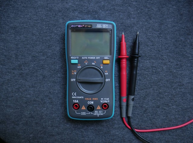 ilustrasi Cara Menggunakan Multimeter Analog. Unsplash/Nekhil R.