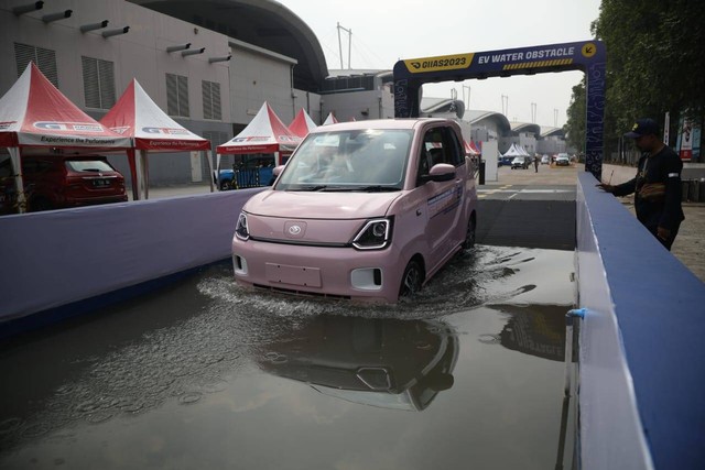 Test drive mobil listrik di GIIAS 2023. Foto: Aditia Noviansyah/kumparan