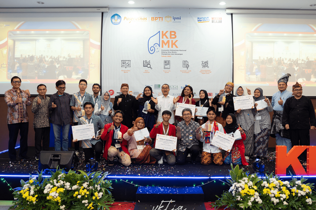 Para pemenang Kompetisi Mahasiswa Nasional Bidang Ilmu Bisnis, Manajemen, dan Keuangan (KBMK) tahun 2023 berfoto bersama di IPMI International Business School, Kalibata.