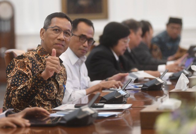 Pj Gubernur DKI Jakarta Heru Budi Hartono (kiri) dan Menteri Perhubungan Budi Karya Sumadi (kanan) bersiap mengikuti rapat terbatas di Istana Merdeka, Jakarta, Senin (14/8/2023). Foto: Akbar Nugroho Gumay/Antara Foto