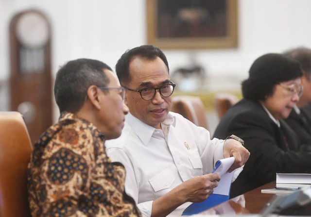 Menteri Perhubungan Budi Karya Sumadi (kanan) berbincang dengan Pj Gubernur DKI Jakarta Heru Budi Hartono (kiri) sebelum rapat terbatas di Istana Merdeka, Jakarta, Senin (14/8/2023). Foto: Akbar Nugroho Gumay/Antara Foto