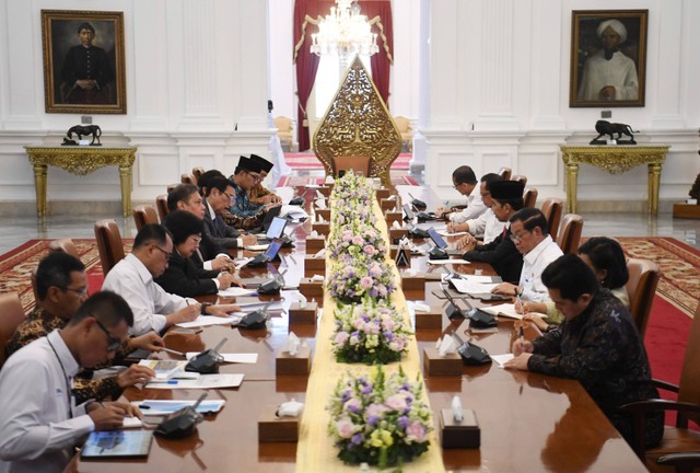 Presiden Joko Widodo (keempat kanan) memimpin rapat terbatas yang diikuti sejumlah menteri Kabinet Indonesia Maju di Istana Merdeka, Jakarta, Senin (14/8/2023). Foto: Akbar Nugroho Gumay/Antara Foto