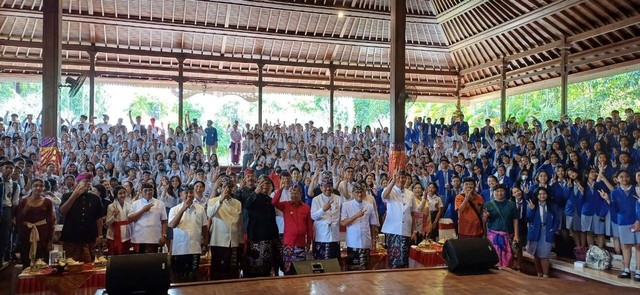 Gubernur Bali Wayan Koster foto bersama pelajar di Bali usai Penyerahan hadiah lomba esai Film Jayaprana Layonsari bertempat di Wantilan DPRD Provinsi Bali, Senin (14/8). Foto: Dok. Istimewa