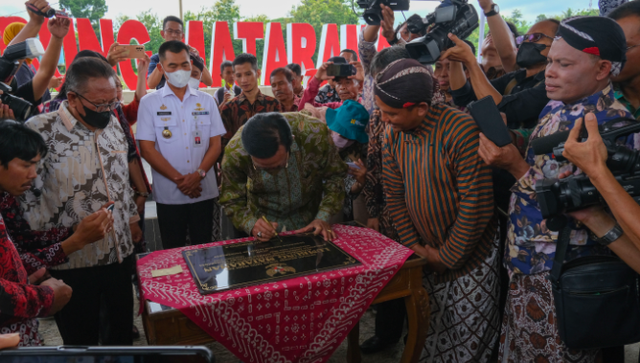 Gubernur DIY Sri Sultan Hamengku Buwono X saat meresmikan program Lumbung Mataraman di Bendung, Semin, Gunungkidul, Yogyakarta pada Kamis (29/12/2022). Foto: Dok. Pemda DIY