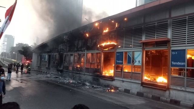 Halte Tendean Transjakarta mengalami kebakaran, Senin (14/8). Foto: Dok. Sudin Gulkarmat Selatan