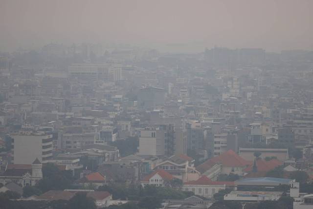 Suasana pemukiman penduduk di Jakarta saat polusi udara melanda. Foto: Jamal Ramadhan/kumparan