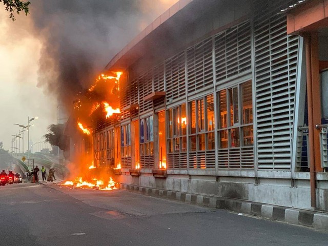 Halte Tendean kebakaran, Senin (14/8/2023). Foto: Luthfi Humam/kumparan