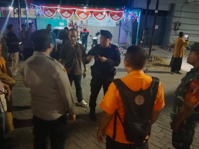 Senjata artileri atau mortil ditemukan di selokan depan gudang kosong Jalan Gubeng Kertajaya 8-C nomor 53, Kecamatan Gubeng, Surabaya pada Senin (14/8/2023). Foto: BPBD Surabaya