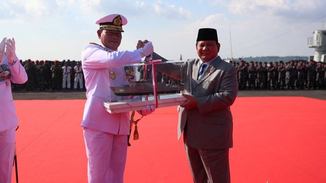 Prabowo serah terima dua KRI ke TNI AL. Foto: Kemhan