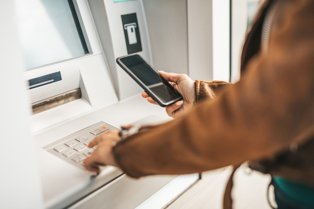 Layanan tarik tunai tanpa kartu atau cardless. Foto: Shutterstock