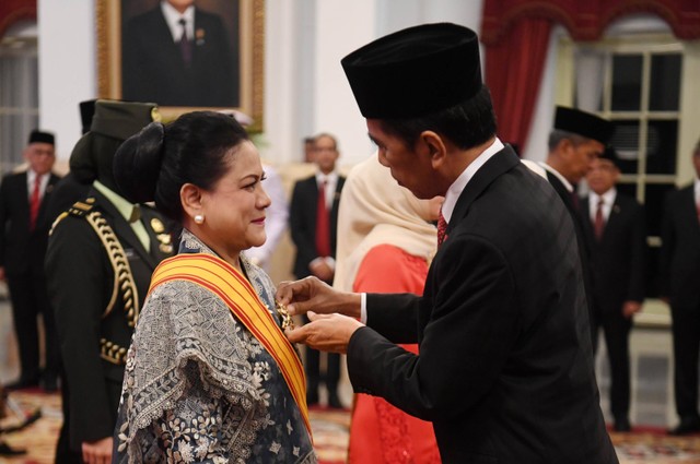 Presiden Joko Widodo (kanan) menyematkan tanda kehormatan kepada Ibu Negara Iriana (kiri) dalam upacara penganugerahan Tanda Kehormatan di Istana Negara, Jakarta, Senin (14/8/2023). Foto: Akbar Nugroho Gumay/Antara Foto