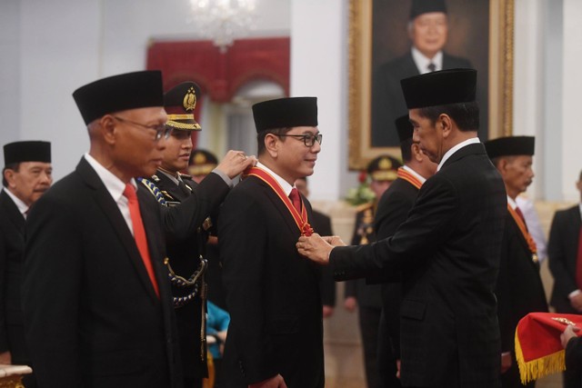 Presiden Joko Widodo (kanan) menganugerahkan Tanda Kehormatan kepada mantan Menparekraf Wishnutama Kusubandio di Istana Negara, Jakarta, Senin (14/8/2023). Foto: Akbar Nugroho Gumay/Antara Foto