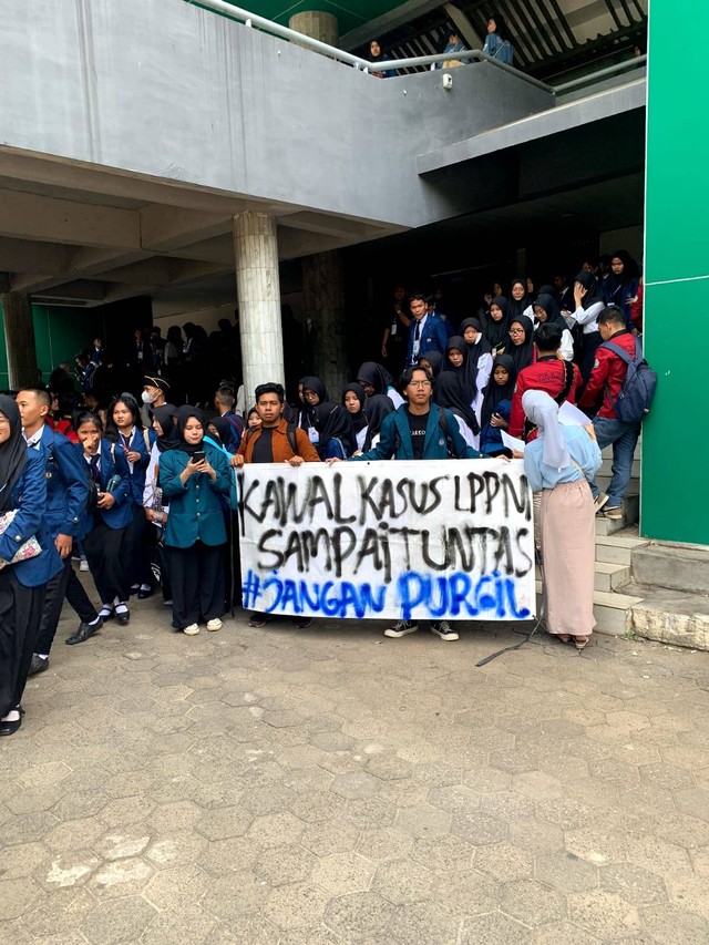 BEM Universitas Lampung yang sedang melakukan aksi di depan GSG Universitas Lampung. | Foto: Dok BEM Unila