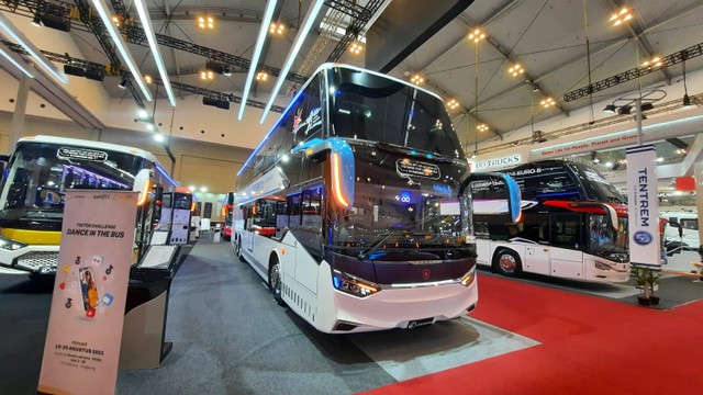 Deretan bus buatan karoseri Laksana yang tampil di pameran GIIAS 2023. Foto: Laksana
