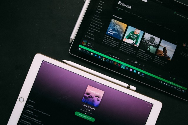 Ilustrasi cara membeli Spotify Premium, Unsplash/Heidi Fin.