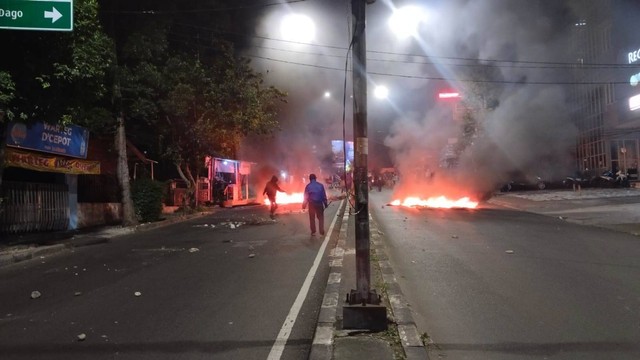 Aksi warga Dago Elos bakar ban di Jalan Dago, Kota Bandung, pada Senin (14/8/2023). Foto: Dok. Istimewa