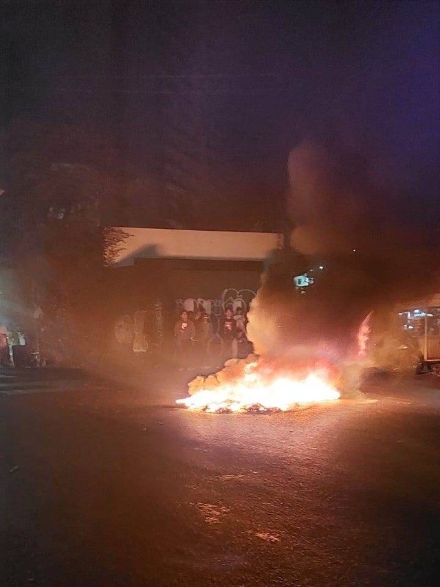 Aksi warga Dago Elos bakar ban di Jalan Dago, Kota Bandung, pada Senin (14/8/2023). Foto: Dok. Istimewa