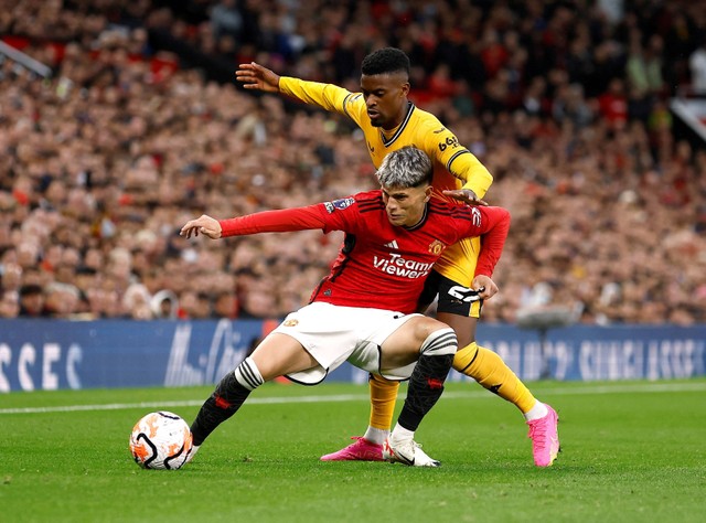 Nelson Semedo dan Alejandro Garnacho saat laga Manchester United vs Wolves dalam pekan perdana Liga Inggris 2023/24 di Old Trafford pada Selasa (15/8) dini hari WIB. Foto: Action Images via Reuters/Jason Cairnduff