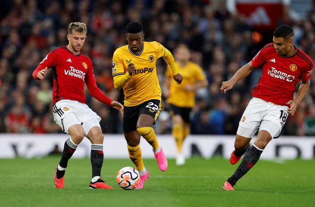 Nelson Semedo diapit Mason Mount dan Casemiro saat laga Manchester United vs Wolves dalam pekan perdana Liga Inggris 2023/24 di Old Trafford pada Selasa (15/8) dini hari WIB. Foto: Action Images via Reuters/Jason Cairnduff