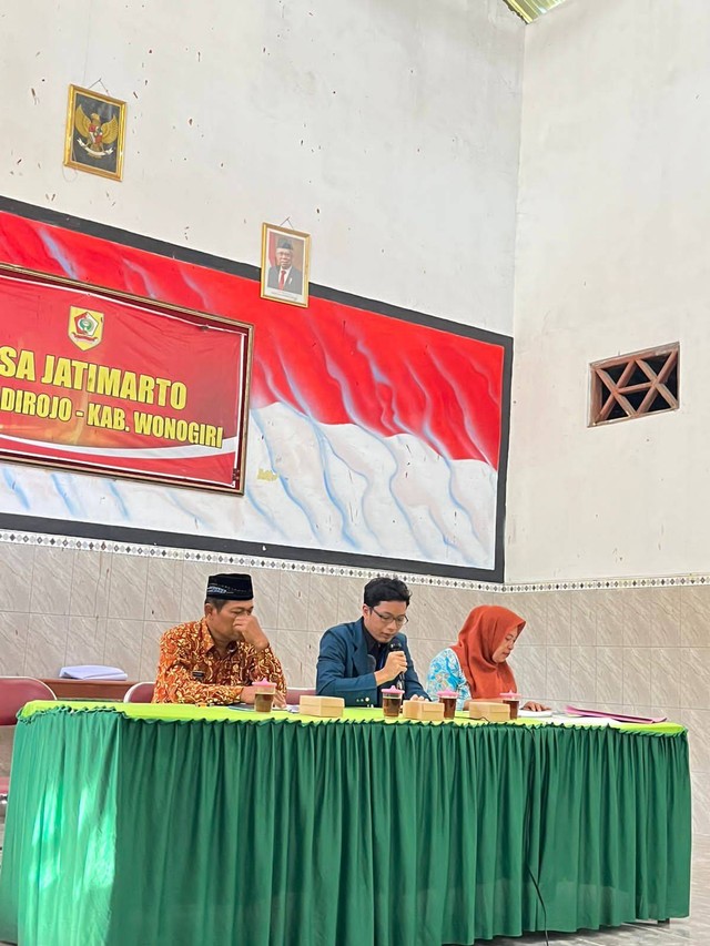 Diskusi mengenai Peraturan Desa pada saat rapat kelembagaan perangkat desa. Sumber foto: dokumentasi pribadi.