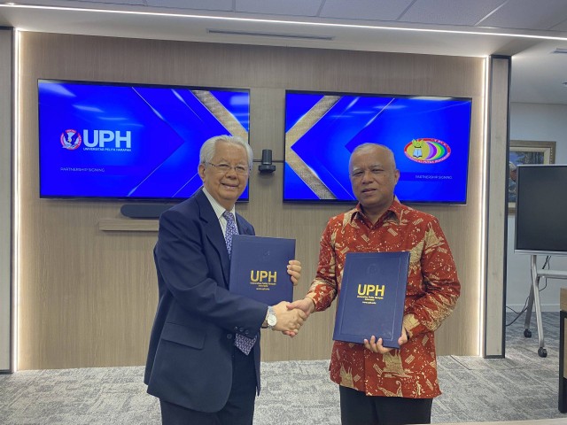 Universitas Pelita Harapan (UPH) resmi menjalin kerja sama dengan Universitas Putra Indonesia Yayasan Perguruan Tinggi Komputer (UPI YPTK) Padang pada Rabu (2/8) dalam pelaksanaan Tri Dharma Perguruan Tinggi.