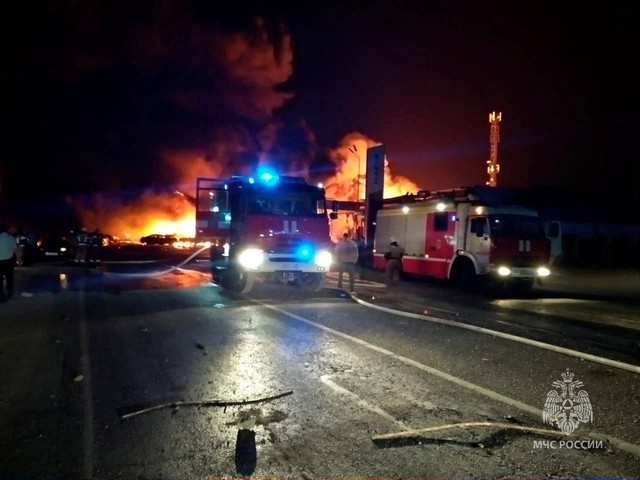 Tim penyelamat bekerja untuk memadamkan api di lokasi kecelakaan menyusul ledakan di sebuah pompa bensin di kota Makhachkala, Rusia, Senin (14/8/2023). Foto: Russian Emergencies Ministry/Reuters