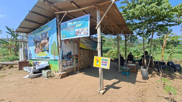 Pos pemilahan sampah Tempe Barokah Malang. (Foto: Rizal Adhi Pratama)