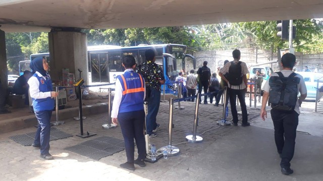 Halte Transjakarta sementara di Tendean pasca kebakaran. Foto: Humas Transjakarta