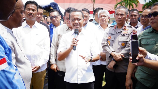 Menteri Investasi/Kepala BKPM Bahlil Lahadalia mengunjungi kawasan yang akan menjadi lokasi pembangunan pabrik kaca terintegrasi di Kawasan Rempang, Batam, Minggu (13/8/2023). Foto: Dok. BKPM