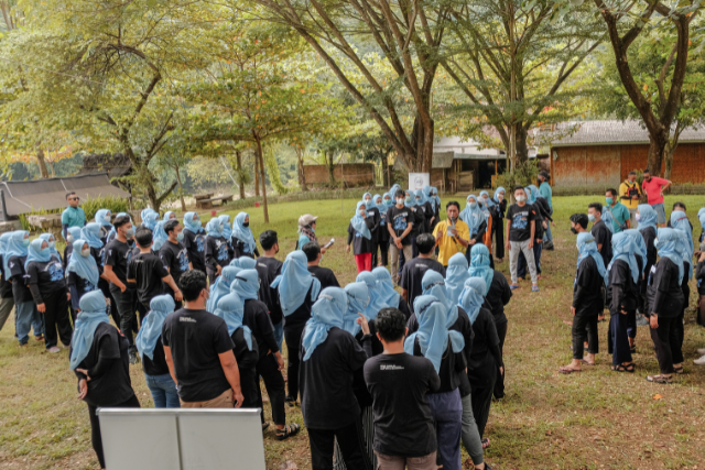 Situasi pengarahan saat sebelum memulai kegiatan outbound di Warung Kiara, Sukabumi, Sabtu (15/4). Foto: Hartanto Dewantoro