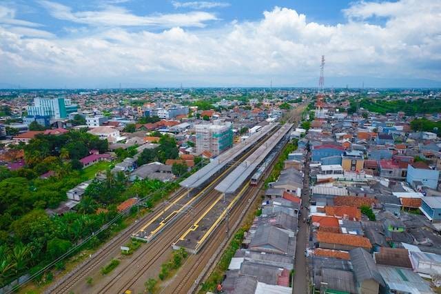 Ilustrasi Stasiun Banyuwangi dekat dengan Pelabuhan Ketapang, sumber foto: unsplash.com/Marten Bjork