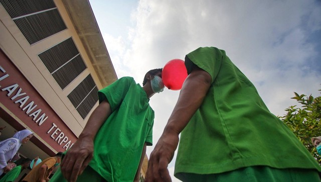 Dua orang pasien ODGJ di RSJ Ernaldi Bahar Sumsel turut merayakan HUT ke-78 RI dengan mengikuti lomba joget bola, Selasa (15/8) Foto: ary priyanto/urban id