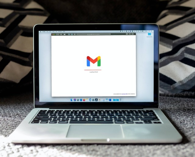 ilustrasi Cara Membuat Lamaran lewat Email. Unsplash/Solen Feyissa.