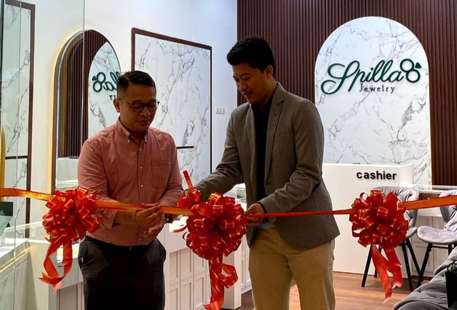 Grand Opening Cabang ke-9 Spilla Jewelry di Purwokerto oleh CEO Spilla Jewelry Aria Fiadzima Salaksa & Pihak Ritamall Taufik Agung Wibowo