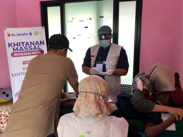 Kolaborasi MTXL , IZI dan LMK Lenteng Agung Gelar Acara Khitanan Massal (1)