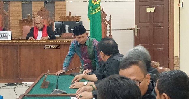 Ketua RT Rajabasa Jaya, Bandar Lampung Wawan Kurniawan (pakai peci) saat menjalani sidang pembacaan vonis di PN Tanjung Karang, Bandar Lampung. | Foto : Galih Prihantoro/ Lampung Geh