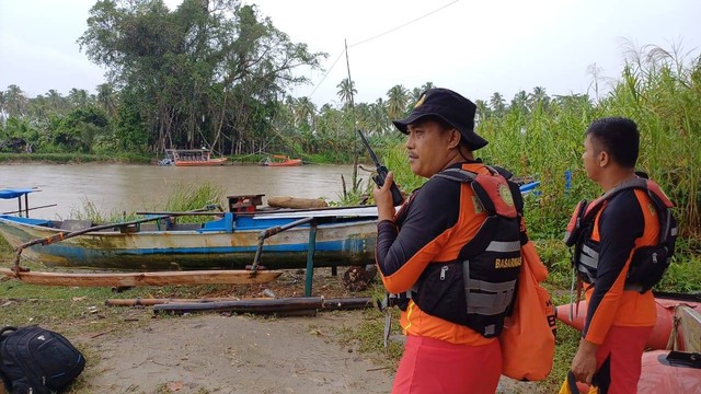 Tim Basarnas melakukan pencarian penumpang speed boat yang hilang di perairan Sarang Alu dan Kepulauan Banyak, Kabupaten Aceh Singkil, Selasa (15/8/2023). Foto: Dok. Basarnas Nias