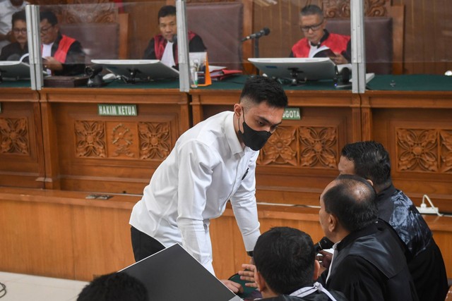 Terdakwa kasus penganiayaan atas Cristalino David Ozora, Mario Dandy Satriyo (kiri), berdiskusi dengan kuasa hukumnya di sela sidang pembacaan tuntutan di Pengadilan Negeri Jakarta Selatan, Jakarta, Selasa (15/8/2023). Foto: Aditya Pradana Putra/ANTARA FOTO