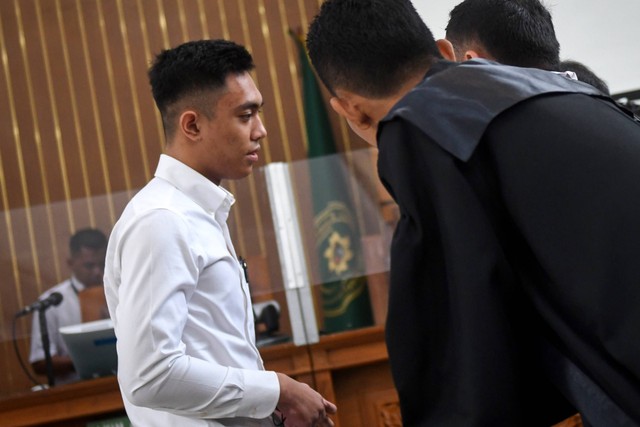 Terdakwa kasus penganiayaan atas Cristalino David Ozora, Mario Dandy Satriyo (kiri), berdiskusi dengan kuasa hukumnya di sela sidang pembacaan tuntutan di Pengadilan Negeri Jakarta Selatan, Jakarta, Selasa (15/8/2023). Foto: Aditya Pradana Putra/ANTARA FOTO