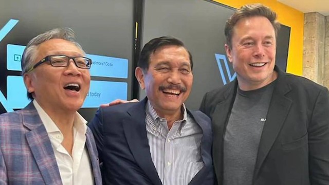 Sehat Sutardja (kiri) bersama Menko Maritim dan Investasi Luhut Binsar Pandjaitan sata bertemu CEO Tesla, Elon Musk, di AS. Foto: Instagram/@luhut.pandjaitan