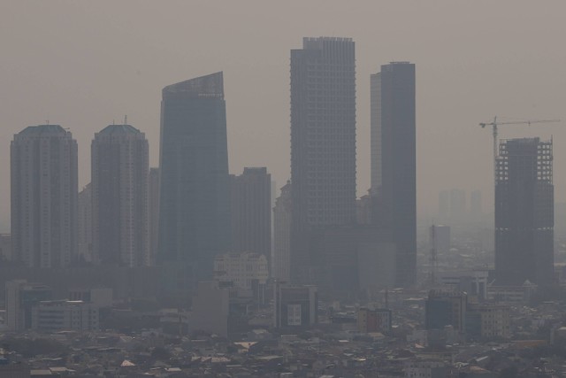 Kondisi polusi udara di Jakarta dilihat dari ketinggian pada Selasa (15/8/2023). Foto: Jamal Ramadhan/kumparan