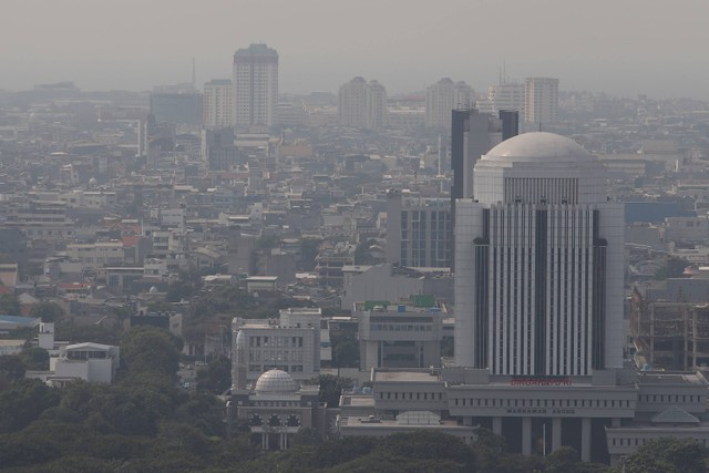 Kondisi polusi udara di Jakarta dilihat dari ketinggian pada Selasa (15/8/2023). Foto: Jamal Ramadhan/kumparan