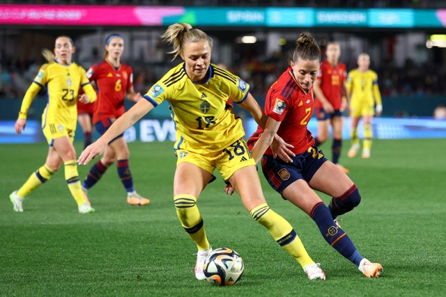 Pemain Timnas Wanita Spanyol Ona Batlle berebut bola dengan pemain Timnas Wanita Swedia Fridolina Rolfo pada pertandingan semifinal Piala Dunia Wanita 2023 di Eden Park, Auckland, Selandia Baru, Selasa (15/8/2023). Foto: Hannah McKay/REUTERS