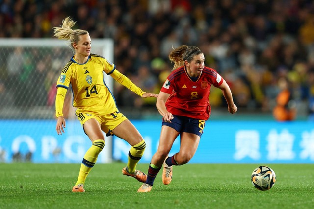 Pemain Timnas Wanita Spanyol Mariona Caldentey berusaha melewati pemain Timnas Wanita Swedia Nathalie Bjorn pada pertandingan semifinal Piala Dunia Wanita 2023 di Eden Park, Auckland, Selandia Baru, Selasa (15/8/2023).  Foto: Molly Darlington/REUTERS